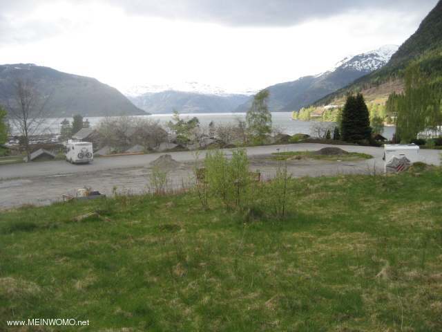 Parkplatz am Freizeitpark mit Blick auf den Hardanger Fjord