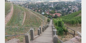 Spitzhaustreppe hinunter nach Radebeul.