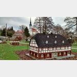 Vom Umgebindehauspark Blick zur grten Dorfkirche Deutschlands.