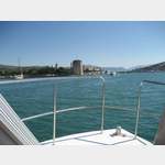Blick nach Trogir vom Schiff, Okruka cesta, 21223, Okrug, Kroatien