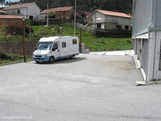  Piazzola con approvvigionamento, smaltimento dietro il municipio (aprile 2012)