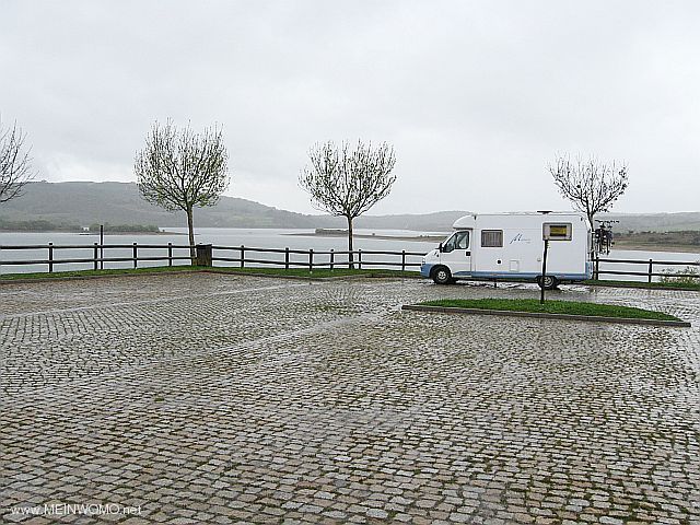  Parkering vid dammen (maj 2012)