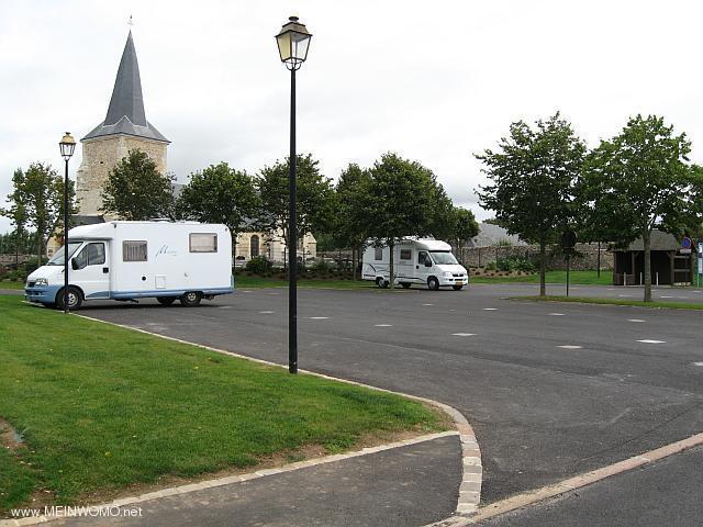 Cauville-sur-Mer, Parkplatz neben der Kirche (Aug. 2012)