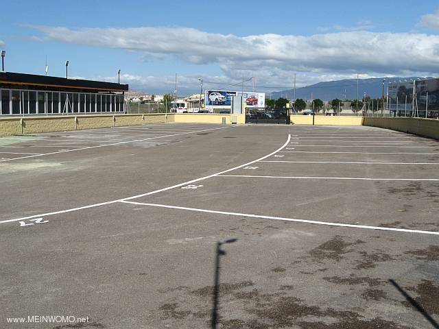  Parkeringsplats bredvid biltvtt (nov. 2012)
