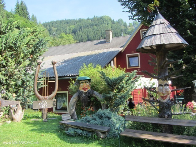  Gasthof Hotshot et pelouse avec des sculptures
