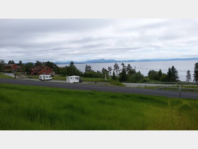  Utsikt ver parkeringsplatsen och Tronheimfjord