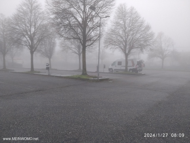 Blick ber den hinteren Teil des Parkplatzes. Im Januar durch die Nhe zum Po sehr nebelig.