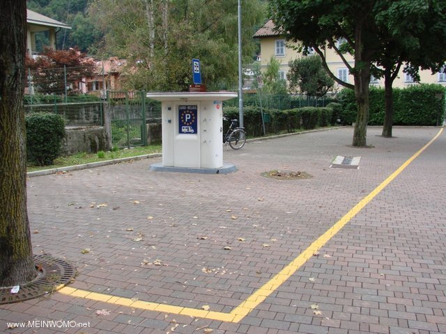  Euro-relaisstation achter 3-4 staanplaatsen, gescheiden door gele lijn vanaf de parkeerplaats