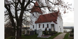 Blick auf die im Kern sptromanische kleine Kirche St. Felizitas hoch ber der Donau mit weitem Ausblick