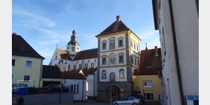 Blick zum Torhaus und zur Abteikirche des ehemaligen Klosters Kaisheim bei Donauwrth.