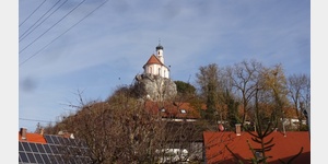 Blick von Wrnitz-Radweg in Wrnitzstein hinauf zur Kalvarienberg-Kapelle St. Petrus  von 1750