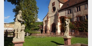 Kloster Bronnbach an der Tauber: Blick aus dem Klostergarten auf die Westfassade der Klosterkirche und die rechterhand anschlieende Prlatur
