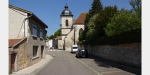 Blick zur Stiftskirche Saint-tienne in St. Mihiel. Die Kirche in ihrer heutigen Bauweise mit ihrem neuzeitlichen Kirchturm mit Kuppeldach stammt aus dem Jahr 1824.