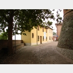 Fuweg in das Stdtchen vorbei an der Rocca, Piazzale Rocca, 7A, 40060 Dozza Bologna, Italien