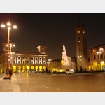 Piazza Saffi mit Standbild des Politikers Aurelio Saffi. Links im Hintergrund das Postamt., Piazza Saffi Aurelio, 2-14, 47121 Forl, Forl-Cesena, Italien