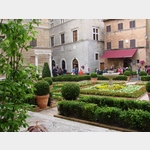 Die Piazza Pio II war im Jahre 2012 in einen Blumengarten umgestaltet, Corso il Rossellino, 57, 53026 Pienza Siena, Italien