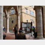 Blick aus der Sulenhalle des Rathauses auf den Palazzo Vescovile, Corso Rossellino, 61, 53026 Pienza Siena, Italien