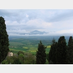 Blick zum von Wolken umhangenen Monte Amiata, Via S. Caterina, 53026 Pienza Siena, Italien