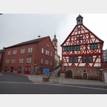Blick auf das historische Rathaus und auf die ehemalige Schule, das heutige Rathaus von Mnchberg