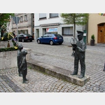 Brunnen mit Figurengruppe Dorfausscheller in Markt Erlbach