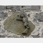 romanischer Wappenstein (?) ber dem linken Seitenportal von St. Sixtus