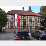 Das Rathaus von Selach mit Stadtfahne