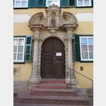 Prachvolles Portal mit Marienfigur am Markplatz von Selach