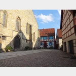 Kirchplatz und Kirchenportal in Selach