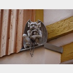 Selach: Teufelsfigur mit Fufessel an einer Hauswand