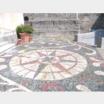 Mosaik auf dem Kirchplatz vor San Giovanni Battista in Cervo (Ligurien)