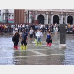 Touristen trotzen dem Hochwasser auf dem kleinen Markusplatz