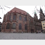 Blick vom Lorenzer Platz zum gotischen Hallenchor der Stadtkirche St. Lorenz in Nrnberg