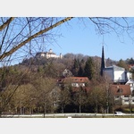 Blick von der Freizeitanlage zur katholischen Pfarrkirche St. Paul und zur Burg Greifenstein