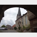 Blick durch den Torbogen zur Kirche von Nemmersdorf