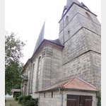 Nemmersdorf: Kirchenfassade und der neuere der beiden Kirchtrme