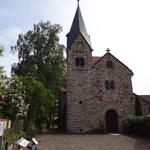 Marienbasilika in Wilhelmshausen. Als Klosterkirche der Zisterzienzer hatte die Kirche urspnglich keinen Turm. Der vorhandene Turm wurde erst spter hinzugefgt.