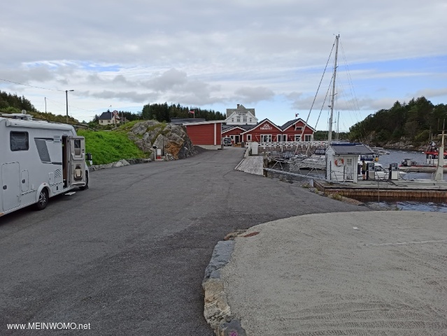  Utsikt ver parkeringsplats, restaurang och hamn  