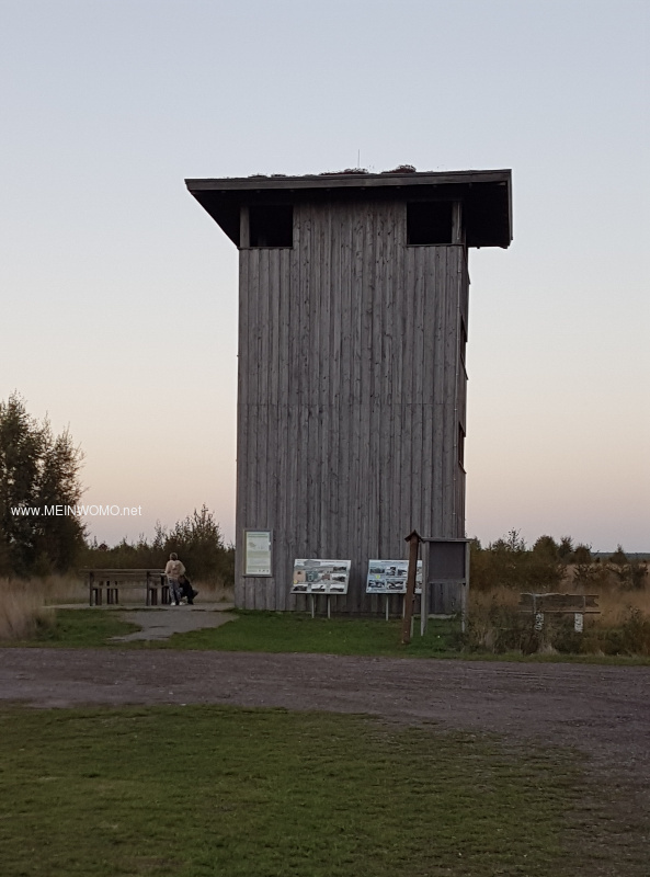   Uitkijktoren met kraan op het veld   