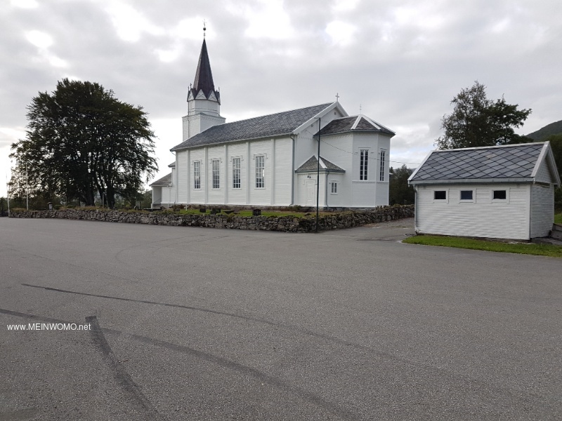 De grote parkeerplaats voor de kerk 
