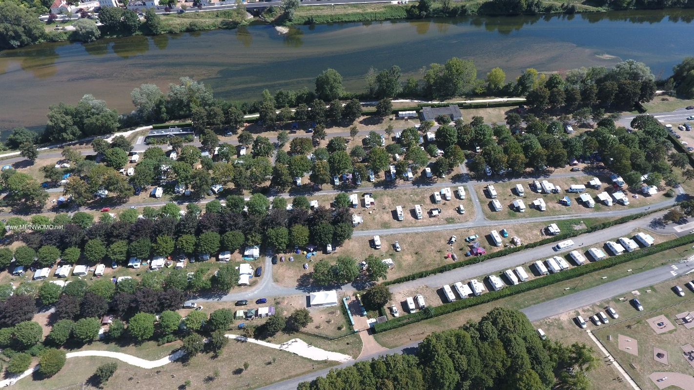  Campingplatsen med parkeringsplats framfr.