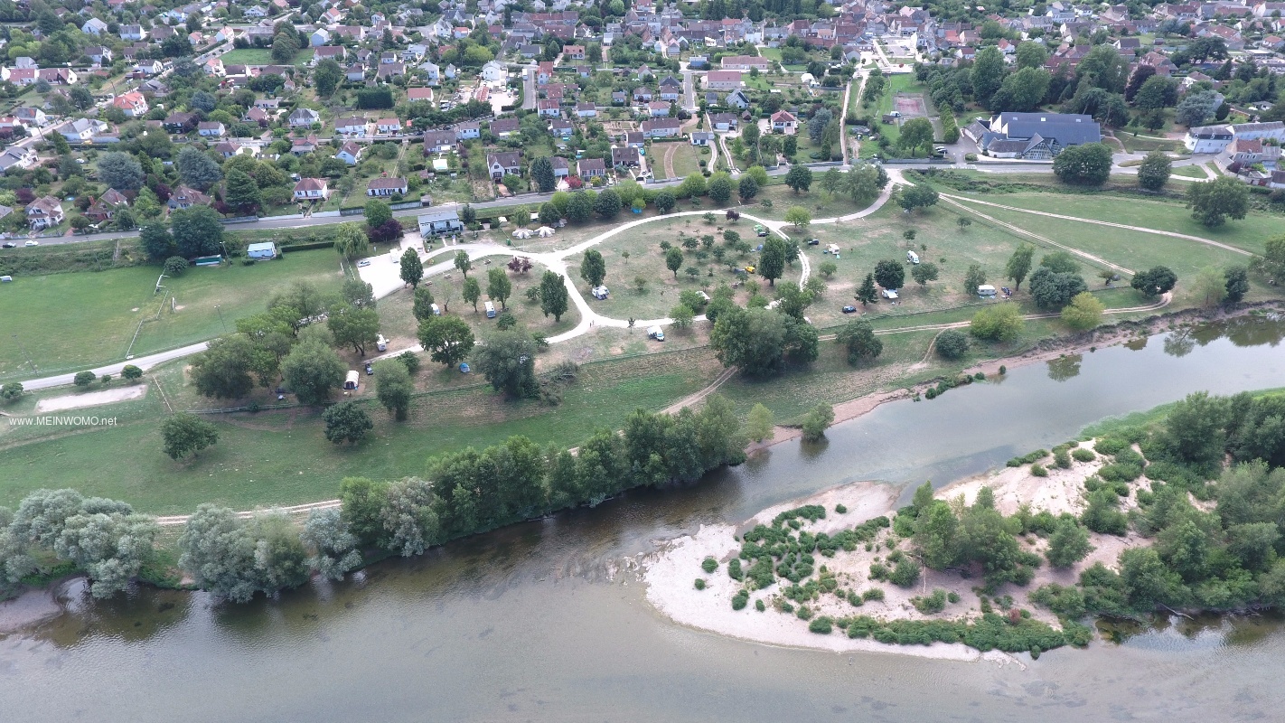 Das Bild zeigt den Campingplatz an einem Nebenarm der Loire.