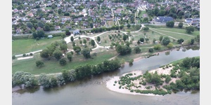 Das Bild zeigt den Campingplatz an einem Nebenarm der Loire.