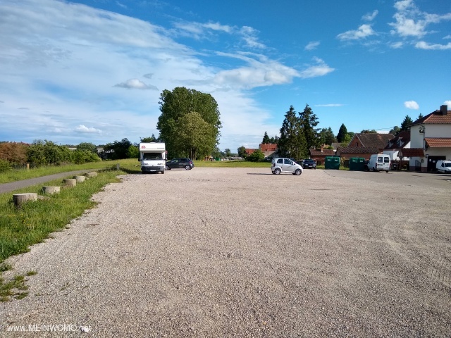 Mai 2019 - Grosser Parkplatz. Fast leer und ruhig