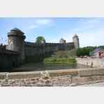 Die Burg von Fougres wurde vor mehr als 900 Jahren erbaut. Im Kampf der selbstndigen Bretagne mit Frankreich wurde sie mehrfach zerstrt und wieder aufgebaut. Das Foto zeigt die Westseite der Burg von auen., Promenade Pauline Montembault, 35300 Fougre