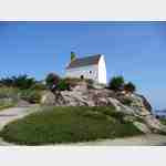Vom Hgel der Kapelle St. Barbe, die auf dem Bild zu sehen ist, hat man einen schnen Blick auf Roscoff, die Ile-de Batz und die Pointe de Primel., Sainte-Barbe, 29680 Roscoff, Frankreich