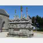 Das Foto zeigt den ltesten Calvaire der Bretagne vor der Kapelle Notre Dame de Tronoeon nordstlich von St. Gunol. , Calvaire de la Chapelle de Tronon, Tronon, 29120 Saint-Jean-Trolimon, Frankreich