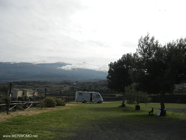 Der Platz mit Blick auf den Etna 