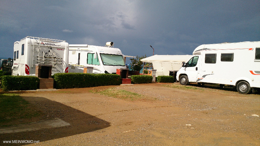  The parking spaces are not very large, and when the awning is extended, the next motorhome comes.