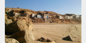 Ein Dorf an der Steilkste am Strand 