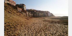 Ein Dorf an der Steilkste am Strand 